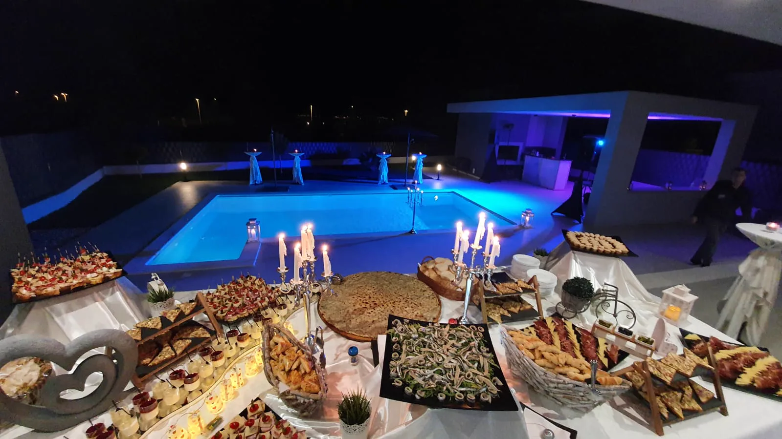 Večernji catering uz bazen